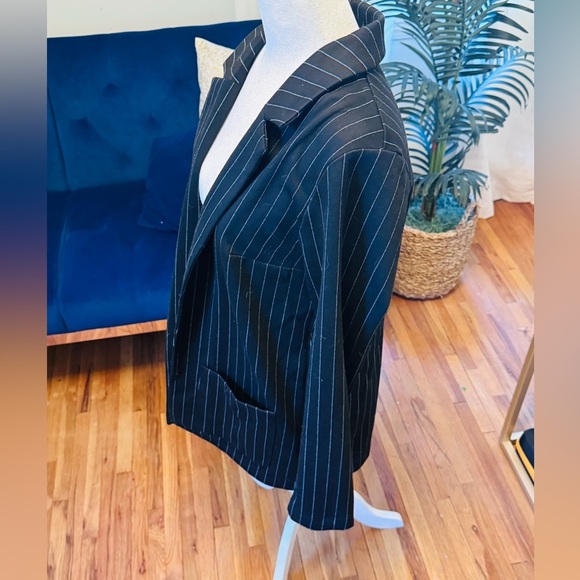 Oversized Boxy DIVIDED Black and White Pinstripe Women’s Blazer - Picture 7 of 8